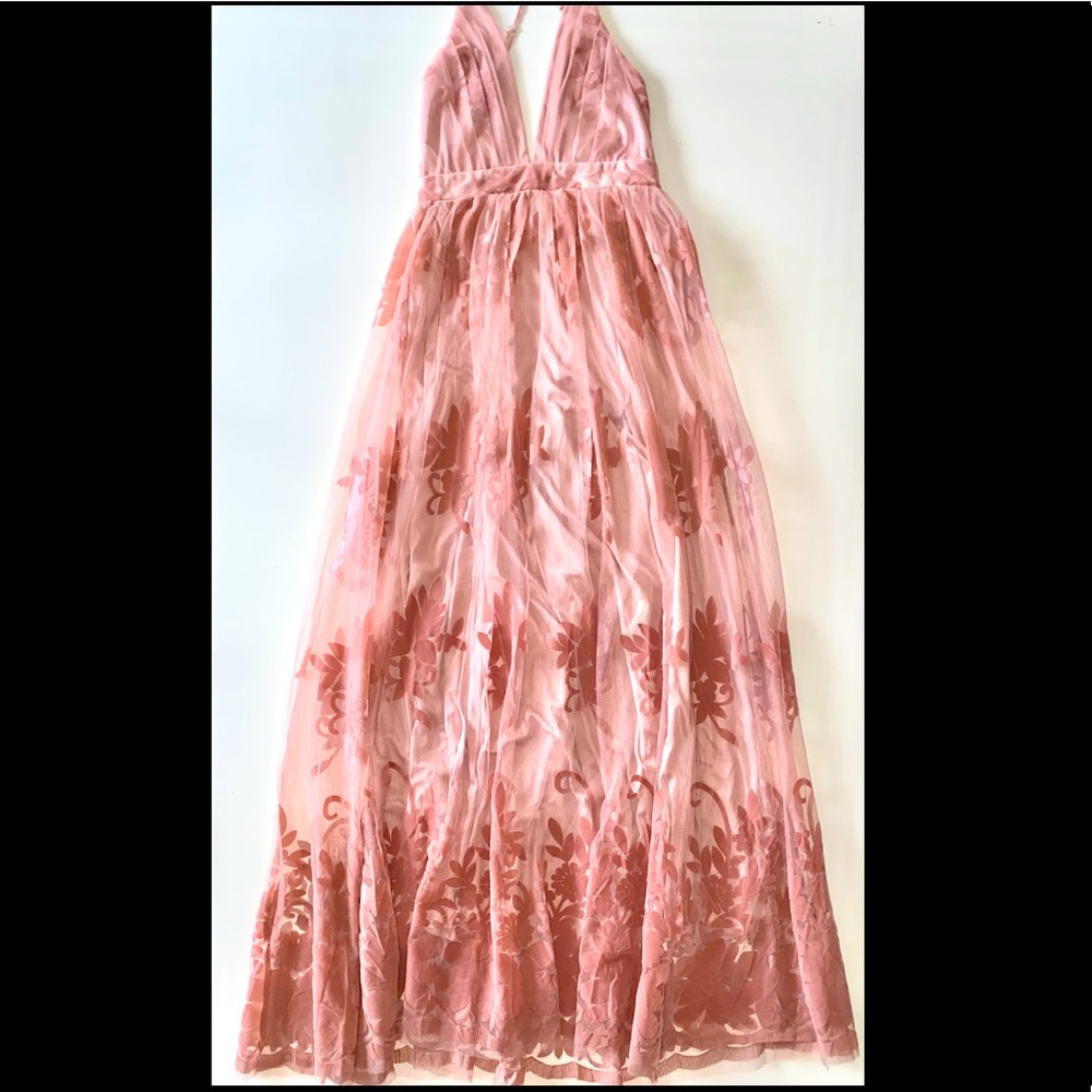 Gorgeous blush gown. Perfect for summer events! This piece was gently worn once